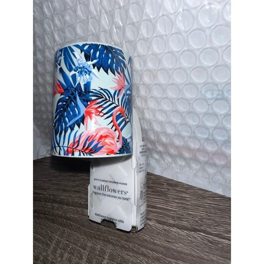 Bath and Body Works Wallflowers Fragrance Plug Tropical Pink‎ Flamingo Palm Leaf